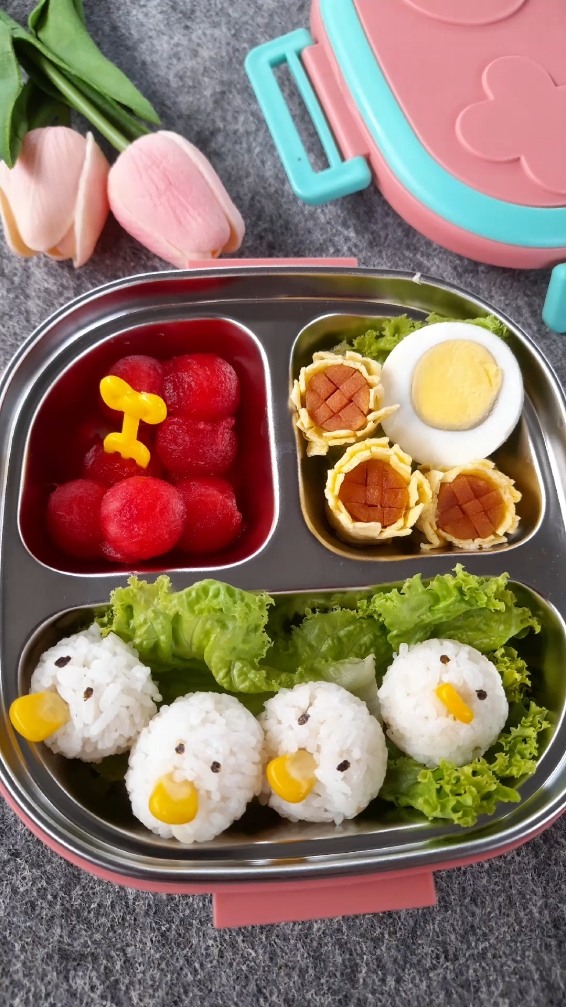 ✨IDE BEKAL ANAK SIMPLE✨ Kali ini aku bekelin nasi buat anak aku, doi minta nasi nya sedikit aja, katanya istirahat nya cuma sebentar jadi waktunya gak cukup buat makan banyak😁 yaudah aku bikinin nasi bulet-bulet aja ditambah jagung sama nori, ini ceritanya bikin bentuk Bebek gitu ya guys🤭  🎀isian : Nasi bento Telur rebus Telur sosis Semangka Salada Yg mau samaan lunch box gemessshhh nya  Link nya ada di bio aku ya Kategori : tempat bekal + bento🛒❣️ #bekalanak #bekalsekolah #idebekalanak #bekalanaksimple #idebekalanaksimple #bekalbento #fyp #foryoupage #fypシ 