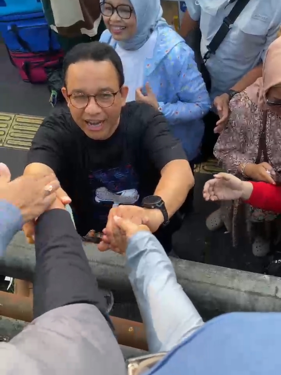 video pagi bertemu pak Anies di cfd di salamin seneng banget Trimakasih pak Anies😘😘 #fyp #fypシ #aniesbaswedan #jktinfo #carfreeday #cfdsudirmanjakarta 