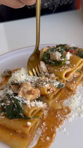 Pasta z kurczakiem i szpinakiem.  Składniki: 500 g piersi z kurczaka, 2 łyżki masła, 500 g szpinaku, 250 ml śmietanki 30% sól pieprz, papryczka chili, 400 g makaronu. #makaron #szpinak #kurczak #obiad #obiadydomowe #przepis #przepisy #jedzenie #gotowanie 
