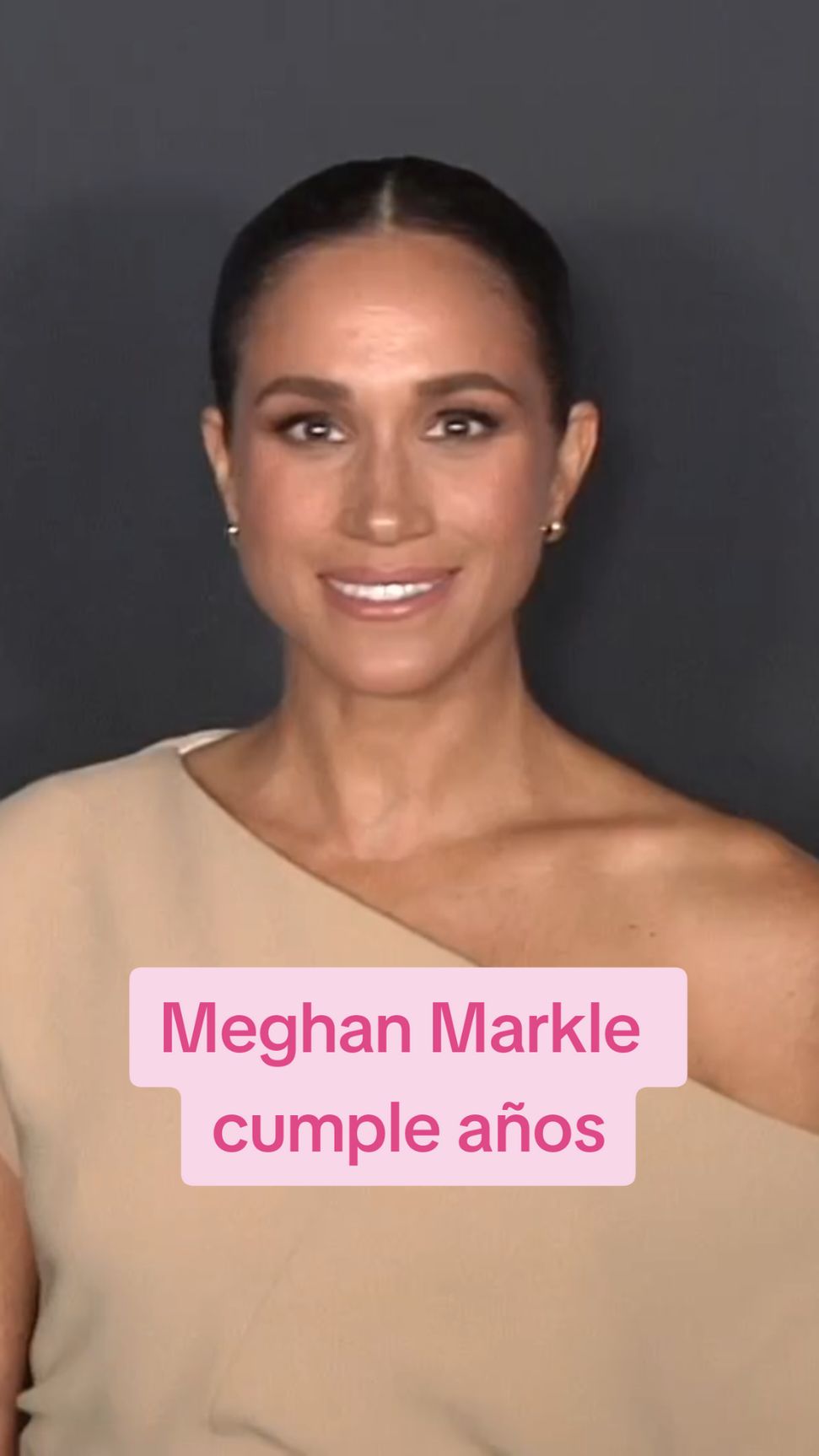 Hoy #MeghanMarkle cumple 43 años y lo celebramos con algunos de sus mejores momentos de estilo. ¡Felicidades! 🎂🎉 #meghanmarkleedit #meghanmarkleandprinceharry #TikTokFashion 