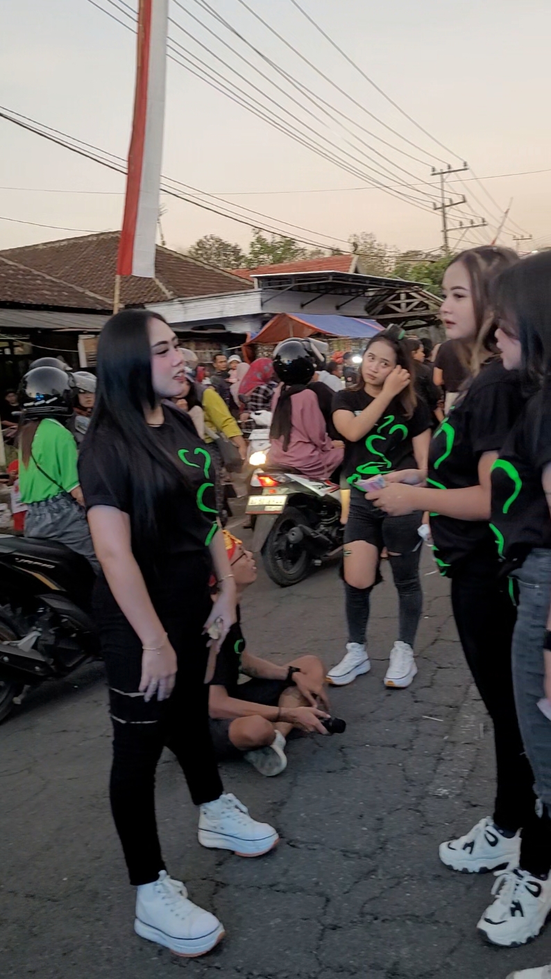 Kesel cah.. komen o tag en dewe idolamu seng ndi 😌 #fyp #fypシ #viral #trending #4u #soundviral #dance #lewatberanda #blitar24jam 