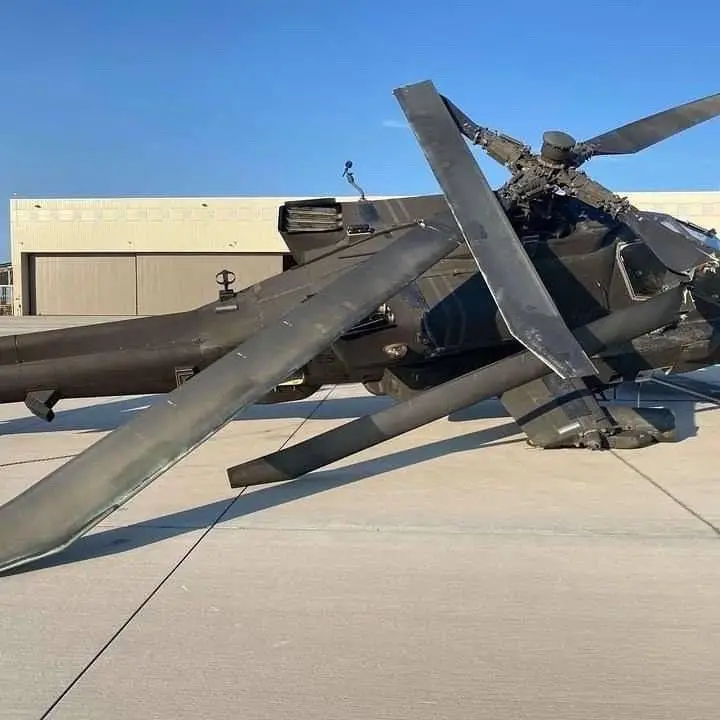 Повреждённые AH-64 Apachе после налёта шторма на авиабазу. Несмотря на штормовое предупреждение, технику никак не защитили или не переместили.