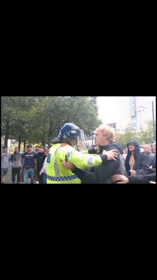 #manchesterpicadillygardens #manchesterpolice #fypage #fyp #drama #manchesterprotest #manchesterpiccadilly #tiktok #followme #unitedkingdom #fight #policefight 