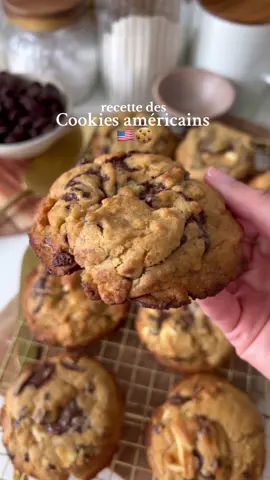 Les cookies americains 🇺🇸 Ingrédients : •2 oeufs •1c.s de maïzena •1c.c de bicarbonate alimentaire •240g de beurre pommade •150g de sucre brun •80g de sucre blanc •380g de farine •230g de pépites de chocolat noir •100g de pépites de chocolat blanc •2c.c de vanille liquide  1/ Melanger le beurre et les sucres. Ajouter la vanille. Mélanger. 2/ Casser les oeufs puis mélanger avec un fouet, enfin ajouter la farine, le bicarbonate et la maïzena. Melanger avec une spatule pour obtenir une pâte à cookies.  3/ Verser les pépites, mélanger puis placer la pâte au moins 1 heure 30 à 2 heures au réfrigérateur. Préchauffer le four 10 minutes avant la fin.  4/ Former des boules assez grosses. Placer les boules de cookies espacées sur une plaque de four recouverte de papier cuisson.  5/ Enfourner pour 12/15 minutes a 185°.  6/ Déposer les cookies délicatement sur une grille pour les laisser refroidir et bon appetit ! #pourtoi #recette #cooking #cookies #americanfood #americancookies #recettefacile #patisserie #recetterapide #cuisinefacile #vacances #gateauauchocolat 