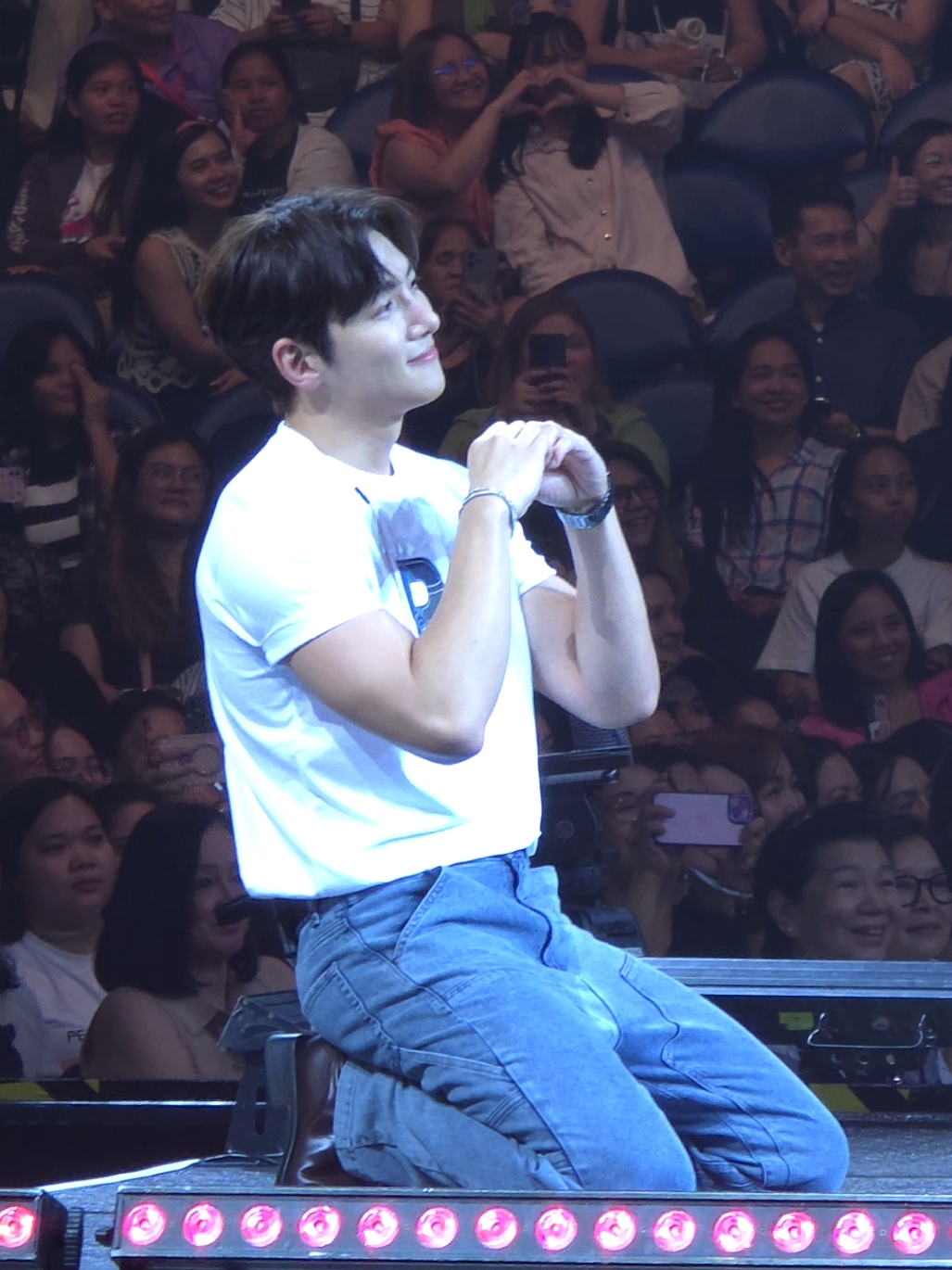 Ji Chang Wook's reaction to mic's feedback and photo op poses 😍 #jichangwook  #benchxjichangwook  #benchmomentswithjichangwook 