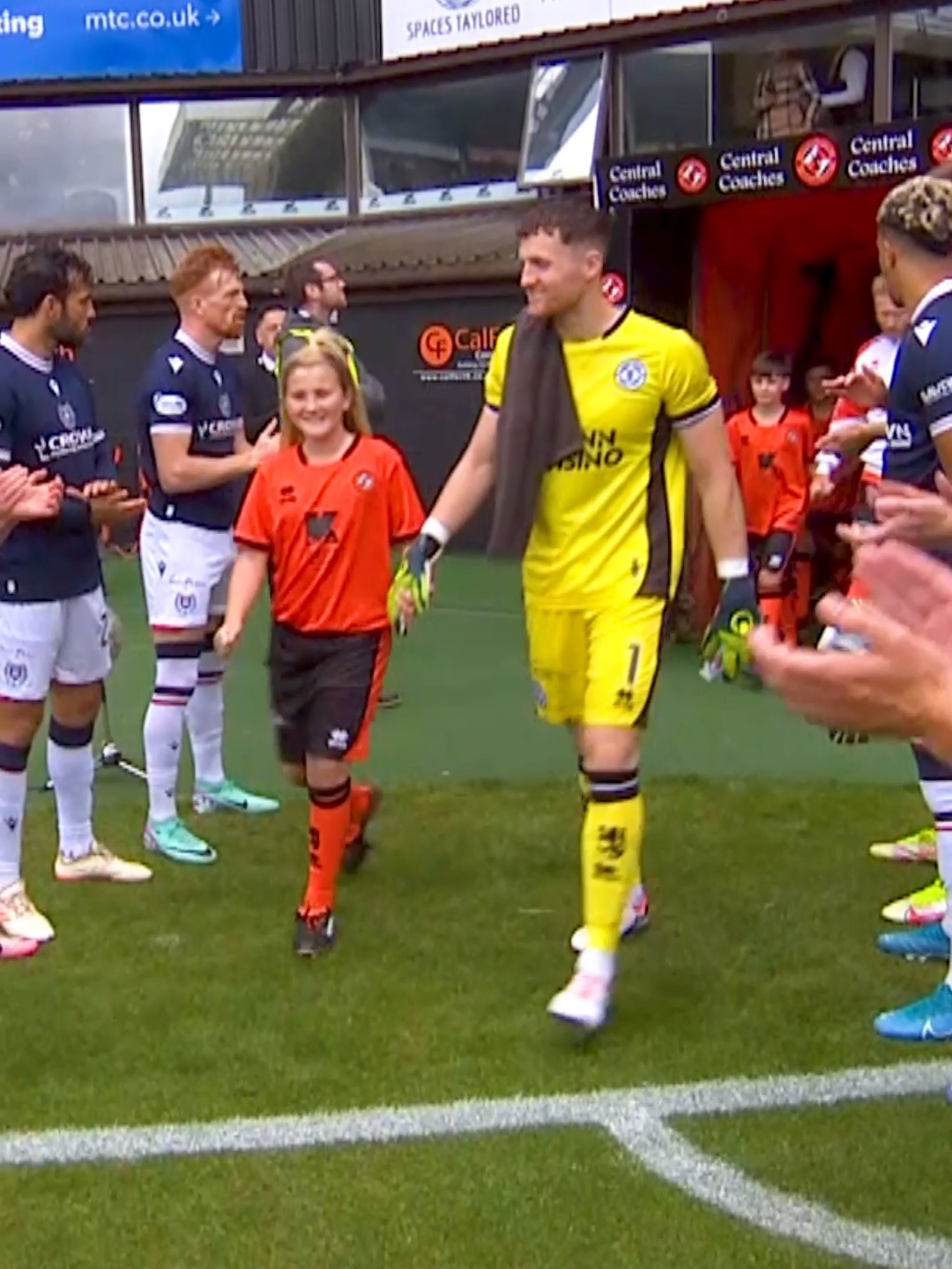 Dundee gave bitter rivals Dundee United a guard of honour for winning the Championship and returning to the Premiership, ahead of their derby curtain raiser at Tannadice Park! 👀🏴󠁧󠁢󠁳󠁣󠁴󠁿 #spfl#dundee