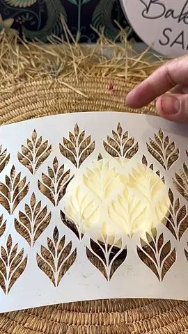 HOW TO DECORATE CUPCAKES 😍#capcut #youtube #desserttiktok #piping #chocolatelover #DIY #foryoupage #foryourpage #cakedecorating #fondant #cake #craft #stencil 