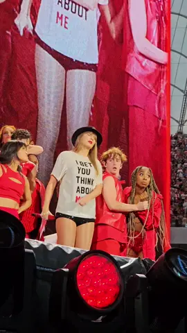 she is SO cute #taylorswift #theerastour #theerastourwarsaw  #warsawtstheerastour #warsawn3 #warsawn3