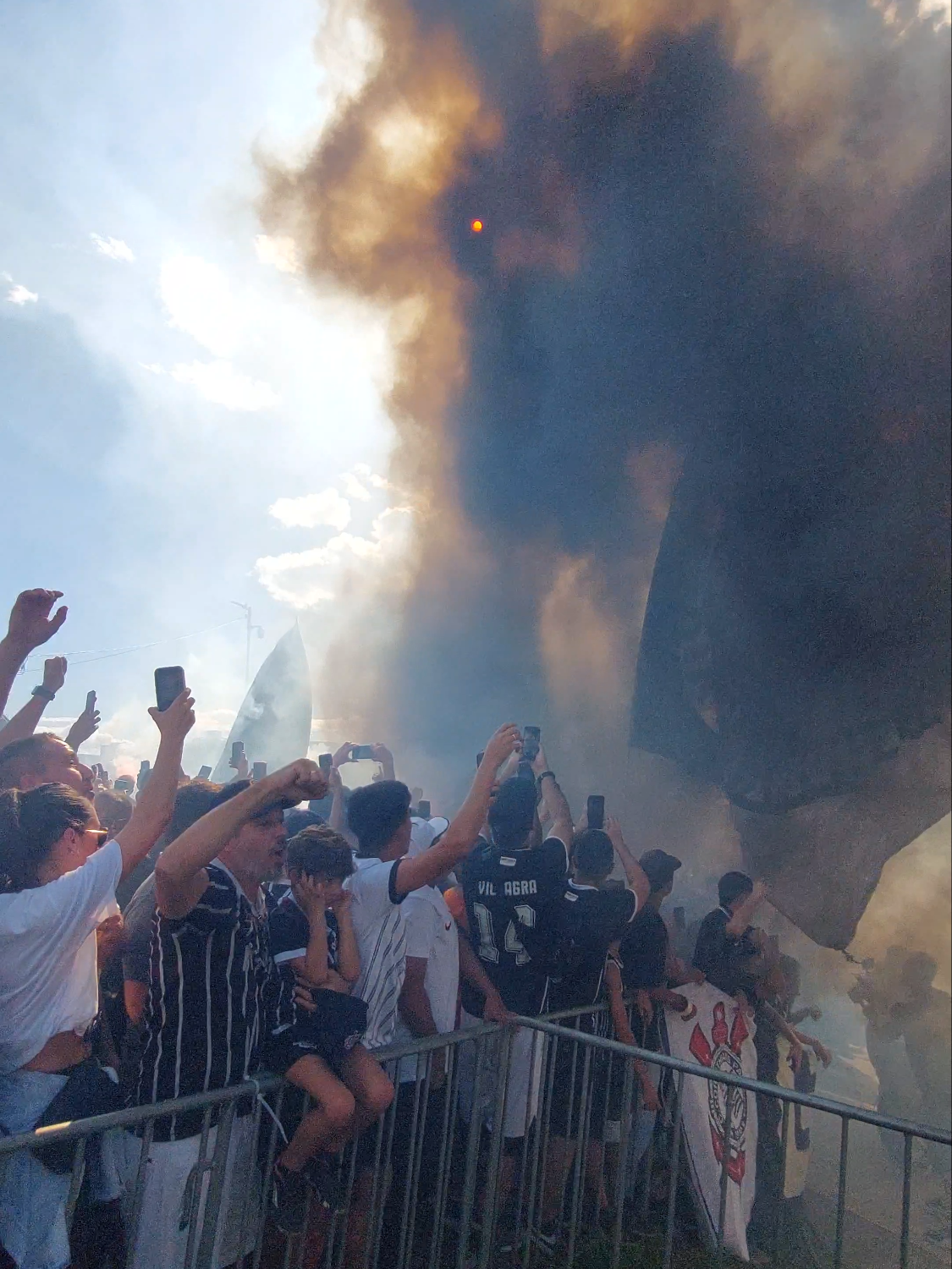 Recepção da Fiel Torcida! 🏴🏳️ Veja como foi a chegada do Timão na Neo Química Arena! 🏟️ #SCCPxJUV  #VaiCorinthians  #torcidatiktok  #tiktokesportes