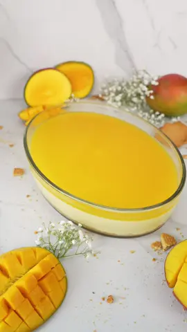 No Bake Mango Dessert 🥭😍 Wenn ihr Mango genau so sehr liebt wie ich, dann ist dieses Rezept genau das Richtige für euch 😍🥭  Zutaten:  - 1 Pk. Butterkekse  - 175 g geschmolzene Butter  - 350g Frischkäse  - 2 Mangos  - 250g Schlagsahne  - 10 Blatt Gelatine  Zubereitung:  Zermahlt zuerst die Kekse und gebt dann die geschmolzene Butter 🧈 dazu. Gebt die Masse dann in eure Auflaufform und drückt sie fest an den Boden. Das Ganze kommt dann für 15 Minuten in den Kühlschrank. In der Zwischenzeit püriert ihr die Mangos 🥭. Dann gebt ihr in eine Schüssel den Frischkäse, den Mangopürree, die Schlagsahne 🥛 und 3 in wasseraufgelöste Blatt Geltine dazu. Als Nächstes verrührt ihr es so lange bis es zu einer glatten Masse wird. Dann gebt ihr die Käsefüllung in die Auflaufform und stellt das Ganze für ca. 1 Stunde in den Kühlschrank 😋. In der Zwischenzeit bereitet ihr die Blattgelatine vor und gebt einen Schuss Mangosaft hinzu. Dann kommt das Mango Dessert für ca. weitere 3 Stunden in den Kühlschrank, bis das Mangogelee 🥭 fest ist.  Ganz viel spaß beim Nachmachen und guten Appetit 😍 #teamzarrellaskitchen #unglaublichschnell #unglaublichlecker