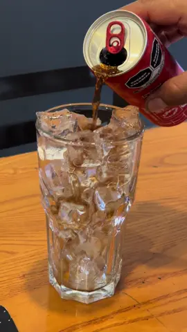 La coquita se toma con un vaso lleno de hielo. #cocacola #refreshing 