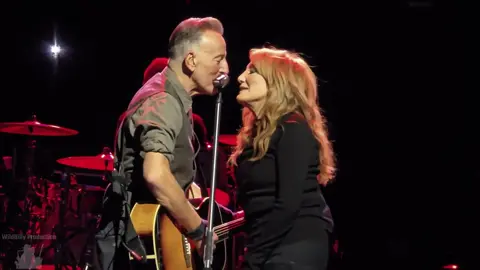 Bruce Springsteen with Patti Scialfa - Fire - Live at Kia Forum, Inglewood, CA (04/04/2024) 📹 Wildbilly Production