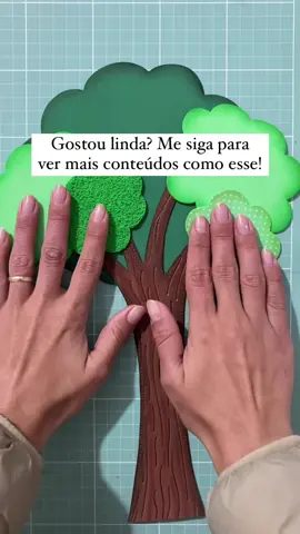 O fato é...  A montagem cuidadosa de um produto em E.V.A é crucial, pois cada detalhe faz uma diferença significativa no acabamento final.  Ao dedicar tempo e atenção a cada etapa do processo, desde o corte preciso até a colagem e os toques finais, garantimos que o resultado seja esteticamente agradável e durável.  Um acabamento bem feito não só realça a beleza do produto, mas também transmite profissionalismo e dedicação, refletindo o valor e a qualidade do trabalho artesanal🫰🏽✂️🤩 Além disso, um produto em E.V.A bem montado agrega valor ao projeto, encantando os clientes e destacando-se pela sua excelência e capricho.  Aqui no ateliê essa etapa sempre é feita com muito cuidado para entregar o nosso melhor para você💛🫶🏽 Agora me conta linda, você tem dificuldade nessa etapa de montagem? #artesãdoeva #artesanato #produtoartesanal #recusopedagógico #ateliê 