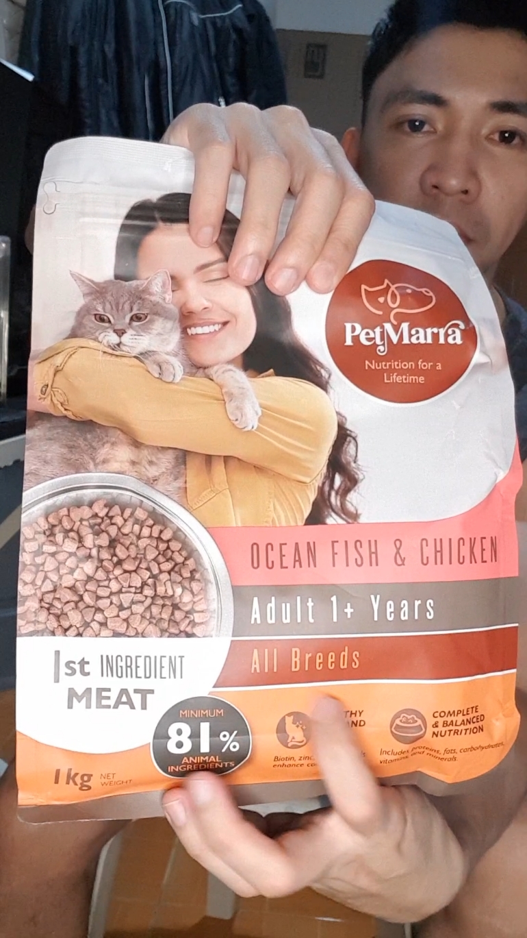 Bumili na ako nitong Viral na PetMarra Cat Dry Food, para sa araw araw naming bisita. hehehe alaga sya ng kapitbahay namin. #catfood   #catslovers  #petmarra  #cattreats 