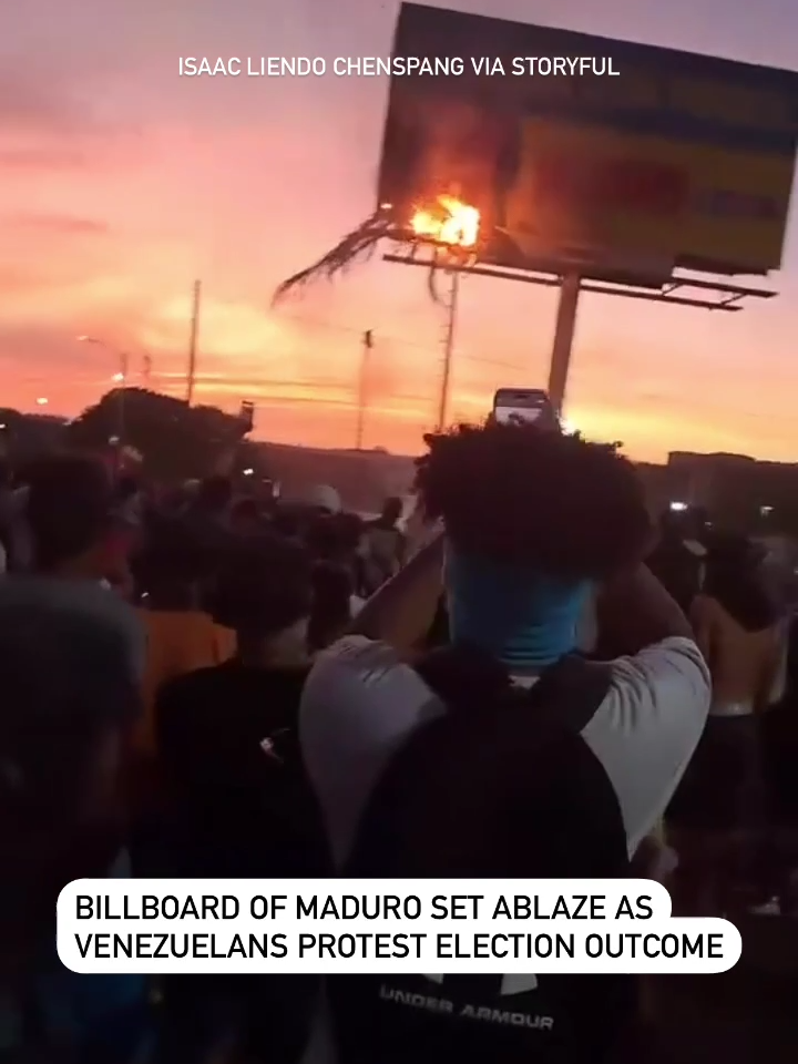 A billboard featuring President Nicolás Maduros face was seen burning in Catia La Mar, Venezuela, as citizens took to the streets on Monday, July 29, to protest the result of the country’s disputed presidential election.   Both Maduro and the opposition candidate, Edmundo González, claimed victory early on Monday, July 29, after authorities declared the incumbent had won.  Footage by Isaac Liendo ChensPang shows the fire.   “Few words, a lot of actions,” Liendo ChensPang can be heard saying. “Venezuelans clearly showing who they don’t want in power. We’re tired of fraud and abuse.”    The U.S. government on Thursday recognized González as the winner of the South American country's presidential election, discrediting the results announced by electoral authorities who declared Maduro the victor. #news #venezuela