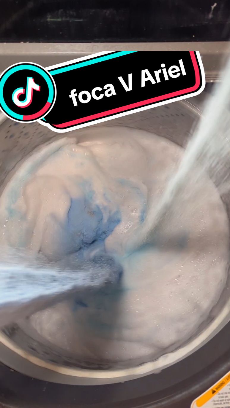 Replying to @lovexolovexovelle ok ok yummy powder on top of foam 💙 #powder #foca #ariel #blue @Scrub Mommy💖 