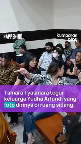 Tamara Tyasmara hadir dalam lanjutan sidang kasus pembunuhan putranya Dante yang digelar di Pengadilan Negeri Jakarta Timur, Senin (5/8). Tamara kesal pihak keluarga Yudha Arfandi tak serius mendengarkan keterangan saksi dalam persidangan. Padahal menurut Tamara, keterangan saksi kali ini terbilang penting. Aset: kumparan. #happening #update #entertainment #svl #tamaratyasmara #yudhaarfandi #dante #kumparan