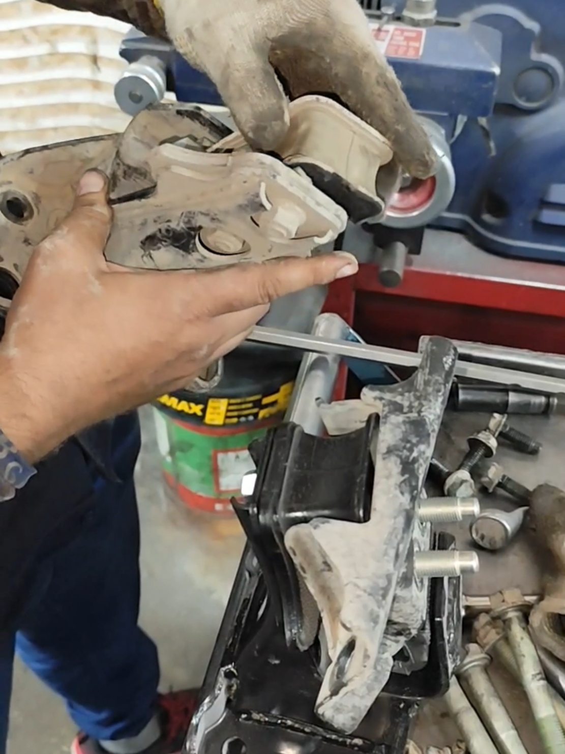 Need Replace engine mounting #howto #usa🇺🇸 #mechanic #usa 