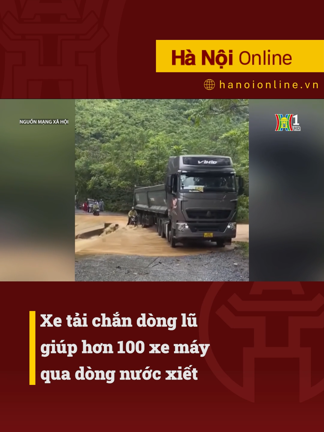 Hình ảnh giữa dòng nước lũ chảy xiết, một tài xế xe tải dùng xe của mình để chắn lũ để từng chiếc xe máy qua dòng nước đã chạm đến trái tim của hàng ngàn người #giaothong #oto #htvdaihanoi #tiktoknews #socialnews #tintuc