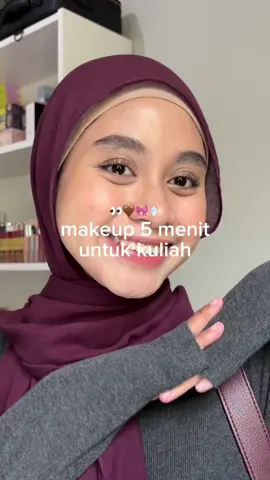 Tutorial makeup yang CEPET banget buat yang suka telat ngampus karna bangun kesiangan 🫵🏻🫵🏻 Gak sampee 5 menit udah selesai, dan pasti kulit tetep terlindungi karna pake tinted sunscreen dari somethinc yang udah ada SPF 40 PA++++ #makeupkuliah 