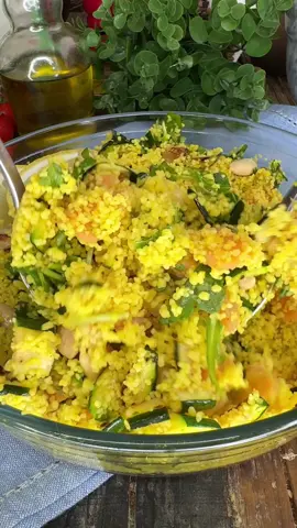 COUS COUS CON ZUCCHINE, SALMONE E RUCOLA AL LIMONE 🍋  #ricetta facile e freschissima 😋 X 4 250 g cous cous a grana media cotto con 250 g di acqua calda, sale, 1 cucchiaio di olio e qb curry o zafferano.  2 zucchine  100 g di salmone affumicato 50 g rucola Qb mandorle X la marinatura: mezzo succo di limone e mezza  tazzina di olio  Cuocete il cous cous bagnandolo dentro una ciotola larga con l’acqua calda insaporita con: sale, olio e curry. Coprite con pellicola e attendete circa 10 m (controllatela cottura che viene  consigliata  sulla confezione del cous cous utilizzato perché potrebbe variare la quantità di liquido). Nel frattempo cuocete le zucchine e poi conditele con olio e sale. Tagliate tutti gli ingredienti a pezzettini e con questi condite il cous cous cotto e sgranato prima con una forchetta. Insaporite con un’emulsione preparata  mescolando l’olio con il succo di limone. Servite con le mandorle tostate. Fare raffreddare prima #lericettedigessica #limone #estate #foodbloggeritaliani #ricetta