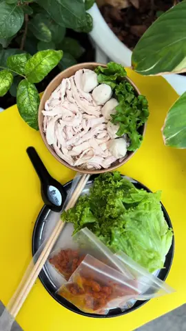 เส้นหมี่ไก่ฉีกอร่อยเละสาขาเชียงใหม่ ร้านตั้งอยู่ซอยวัดอุโมงค์หลังมอชอ เส้นหมี่ไก่ฉีก + น้ำพริกหมูกระจก. 1 เซ็ท 50 บาท  ลุยเลยยยยยยยยยยยยยยย  #เส้นหมี่ไก่ฉีกอร่อยเละ #หลังมอชอ #เชียงใหม่อะไรดี #ของอร่อยบอกต่อ        #เชียงใหม่ต้องลอง #ของอร่อยเชียงใหม่ #ของกินหลังมช #ร้านอร่อยหลังมช #ของกินเชียงใหม่ #เชียงใหม่หวานเจี๊ยบ 