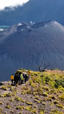 @canro.simarmata Seringkali kami berucap ketika dalam pendakian, kita ini cari apa yah digunung, bawa beban berat, rela jalan kaki berjam jam, jalan kaki tengah malam didalam hutan, menahan rasa dingin ketika badai dan hujan datang Apa sih yang kita cari? Ya namanya manusia pasti suka mengeluh. Hal itu juga yang sering kami lakukan ketika sudah kelelahan. Namun ketika dalam pendakian, rasa lelah bukan jadi beban. Beban kami seketika hilang ketika kami saling bercerita, saling bercanda, bahkan rasa lelah akan langsung hilang ketika masing masing teman saling memberikan kekuatan Bercanda didalam tenda sambil menunggu air matang, makan kuaci, makan seadanya namun terasa paling nikmat didunia. Tidur beralaskan seadanya namun berasa ini tempat tidur paling empuk, bangun pagi langsung menghirup udara segar, jauh dari kebisingan ibukota Itulah kenapa kami tergila gila akan pendakian, bukan pelarian tetapi mencoba menikmati alam tanpa merusak alam. Thank kawan kawan pendakian Rinjani Jalur Selatan @mlwafrn @ihsan_ath _anggaputr4_ sampai berjumpa dipendakian berikutnya. Kami mendaki dengan siapapun, orang baru kenal dipendakian akan menjadi seperti keluarga dekat. Jadi kapan kamu mendaki ke Rinjani? . . 𖤥 Rinjani Jalur Selatan Timbanuh 🇲🇨 . . #rinjanijalurselatan #rinjanitimbanuh #gunungrinjani #puncaktembesi #djiair3