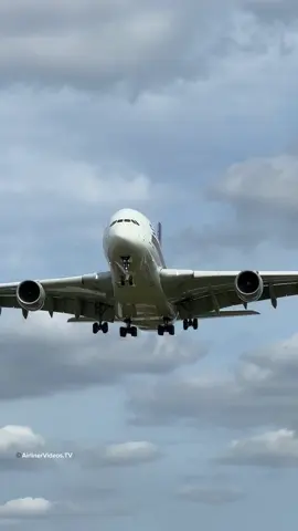 Singapore Airlines Superjumbo Airbus A380 swoops low on approach at London Heathrow #airbusa380 #pilot #foryou #aviation #heathrow #planespotting @Singapore Airlines 