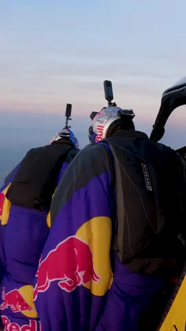 Volando a través del Puente de Londres, así de fácil #londrers #skydive #deportesentiktok #parachute