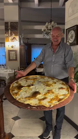 Falling in love with Focaccia di Recco 🤍 • #FocacciadiReccoIGP #FocacciaDiRecco #ConsorzioFocacciadiRecco #Fornoalegna #Focacciacolformaggio #Cheese #Liguria #Focaccia #Recco #instafood #Foodporn #Foodblogger #Ristoranti #Panifici #Pizzerie #Focaccerie #Piattitipici #Eccellenza #Cook #Cooking #CucinaItaliana #Ig_italia