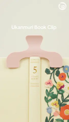 Viral Japanese BOOK CLIP 😮‍💨 This handy, lightweight book clip have gone viral in Japan. They are perfect for busy readers and note-takers! Its arched shape is designed to leave as much of the page visible as possible, so you can see important information at a glance. Get yours at JetPens.com!  #jetpens #stationery #BookTok #reading #clip #bookaddict #study #journaling #booklove #book #aesthetic 