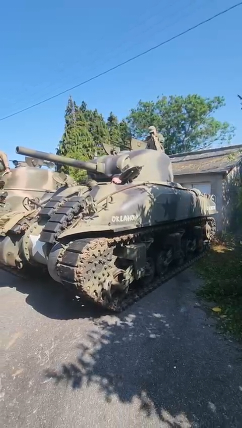 🇺🇸🪖📽[DÉMARRAGE D'UN M4 SHERMAN RIEN QUE POUR VOUS !]🇺🇸🪖📽 Avez-vous déjà participé aux commémorations en Normandie pour l'un des anniversaires du D-DAY ? Si oui, vous avez déjà croisé des chars, et notamment les M4 Sherman américains. En voici plusieurs, qui sont vus à Sainte-Mère-Eglise juste avant le célèbre défilé du dimanche du Airborne Museum ! Si vous êtes sur la vidéo, taguez-vous ! #tank #char #army #wwii #ww2 #war #guerre #Sherman #M4 #armored #military 