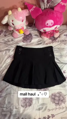went to go pick to my hot topic order and ended up soending abt $100 💀  #hottopic #mall #mallhaul #shopping #shoppinghaul #black #skirt #holister #sanrio #mymelody #fyp #aeropostale #miniso 