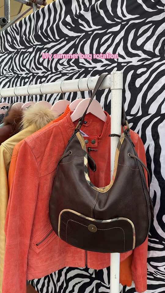 Vintage bags 🥰 #bag #guess #coachbag #y2kfashion #y2k #thrifthaul #portobelloroadmarket #portobelloroadmarket #markets #londontiktok #fleamarket 