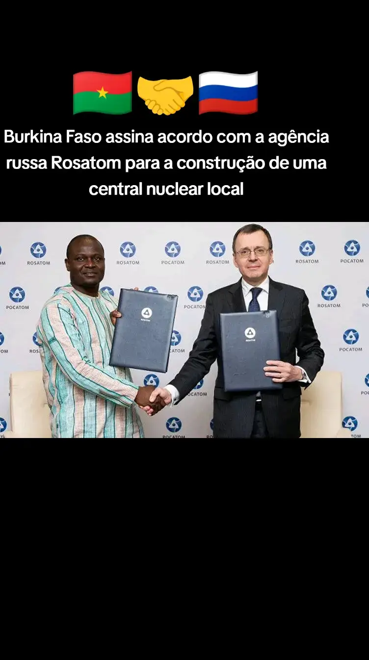 O Ministro da Energia do Burkina Faso, Simon-Pierre Boussim, e o vice-CEO da agência russa de energia atómica Rosatom, Nikolay Spasski, assinaram um memorando de entendimento para a construção de uma central nuclear no Burkina Faso. A assinatura ocorreu em Moscou, como parte da Semana Russa da Energia. “Este memorando é o primeiro documento no domínio das utilizações pacíficas da energia nuclear entre a Rússia e o Burkina Faso. Cria uma base para a cooperação numa vasta gama de áreas, incluindo abordagens à criação de geração de energia nuclear, aplicação não energética da energia nuclear na indústria, agricultura e medicina, desenvolvimento da infra-estrutura nuclear do Burkina e sensibilização pública para as tecnologias nucleares”, comentou Rosatom. Para o Burkina, o objetivo principal é “cobrir as necessidades energéticas das populações”, num país onde a taxa global de acesso à eletricidade era de 22,5% (67,4% nas zonas urbanas e 5,3% nas zonas rurais) no final de 2020. , segundo o BAD (Banco Africano de Desenvolvimento). Isso representa menos de um quarto dos habitantes. “Planejamos, se possível, construir centrais nucleares até 2030, para resolver o problema do défice energético O nosso desafio é duplicar a nossa produção de electricidade até 2030, o que nos permitirá dar um impulso à industrialização de África”, confirmou Simon-Pierre Boussim, citado pela agência russa TASS. Por enquanto, o país complementa a sua baixa produção solar e hidroeléctrica com importações do Gana e da Costa do Marfim. O projecto poderia beneficiar do apoio da Agência Internacional de Energia Atómica (AIEA), da qual o Burkina é membro.