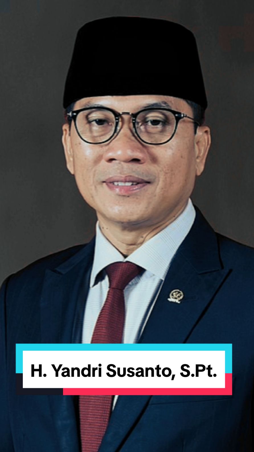 H. Yandri Susanto, S.Pt. (lahir di Bengkulu Selatan, 7 November 1974) adalah seorang politikus Indonesia. Saat ini ia menjabat sebagai Wakil Ketua MPR-RI sejak 2022, menggantikan Zulkifli Hasan. Ia merupakan Anggota DPR-RI sejak 2012 mewakili daerah pemilihan Lampung I (2012–2014) dan Banten II (2014–sekarang). Yandri merupakan kader Partai Amanat Nasional. Saat ini, ia duduk di Komisi VIII dan dipercaya sebagai ketua komisi. #fyp #yandrisusanto #wakilketuamprri #mpr #mprri #pan #partaiamanatnasional #amanatnasional #pimpinanmprri #anggotadprri #anggotadpr #foryoupage 