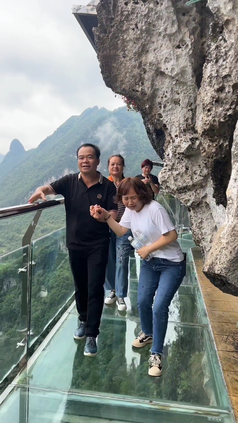 Imagine walking on a mirror bridge that clings to the side of a towering mountain. The breathtaking view combined with the thrill of seeing the vast drop below your feet makes for an unforgettable adventure. #fyp #video #videos #fypシ゚viral 