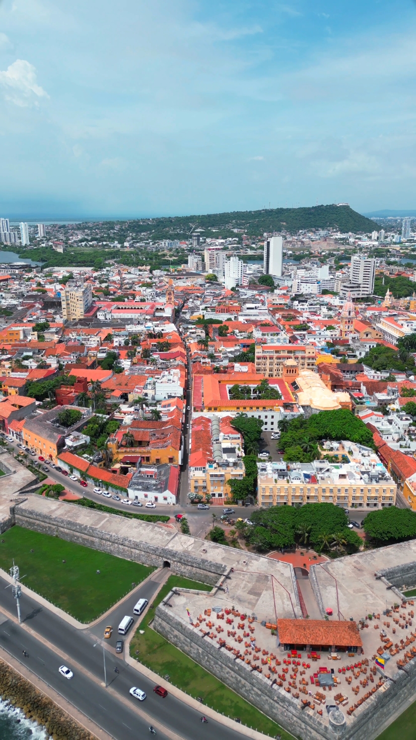 ¡La hermosa ciudad amurallada colombiana! 🇨🇴🏰 #Colombia #CiudadAmurallada #PatrimonioDeLaHumanidad #cartagenadeindias #Drone #parati #fy 