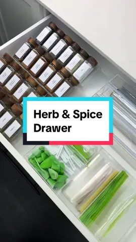 I wish I had a herb/spice drawer in my kitchen! #littlelabelco #herbs #herbandspices #jars #labels #customlabels #pantryinspo #herbandspicedrawer #kitchen #organisedkitchen #pantry 