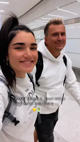 Quest’isola forse non è per tutti!  Bali ha sempre suscitato opinioni contrastanti. Per alcuni è un paradiso Instagrammabile, ma c’è molto di più. Per questo motivo penso che per arrivare a Bali e non rimanere delusi bisogna essere informati. Bali ha una ricca combinazione di tradizioni, costumi e leggi immutabili che esprimono una forma unica di spiritualità ed estetica.  L’accoglienza calorosa dei balinesi riflette un senso di comunità che purtroppo si è perso in gran parte dei paesi occidentali.  Il clima tropicale regala meraviglie naturali accanto alle tradizioni antiche.  Bali è un’isola estremamente moderna in cui, accanto alle tradizioni, convivono da un lato un forte sviluppo della tecnologia e dall’altro uno stile di vita attuale, quindi non sarà difficile trovare spazi condivisi dedicati a chi lavora come nomade digitale e ristoranti con proposte vegane o menù per chi soffre di intolleranze alimentari. Tuttavia, non si può ignorare che ci sono aree super affollate, traffico ingestibile e un aumento significativo dell’inquinamento dovuto al turismo e ai metodi di smaltimento dei rifiuti.  Inoltre, una buona parte della popolazione dei villaggi vive sotto la soglia accettabile della povertà.  Le spiagge sono di tutti i colori, dalle più tranquille e cristalline alle più agitate, adatte ai surfisti, sia principianti che professionisti. Dopo tutti questi anni posso dire che molte cose sono cambiate qui, ma la cordialità della gente e la loro tranquillità sono rimaste uguali.  Questo spirito di serenità per me è qualcosa che si percepisce profondamente, facendoti sentire in pace 🧘🏻‍♀️💛 #bali #indonesia #balilife #vacanzeabali@Vadim 