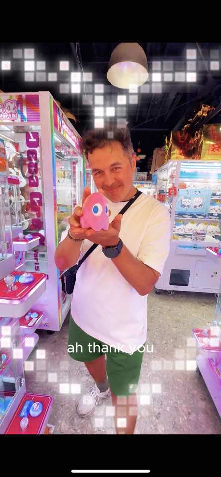 Papa @Rifat Helmy Sungkar emang paling bisa bikin istrinya naksir ❤️ #japan #clawmachine #play ##games #husbandwife #Love##my #family #familyguy #proud #fyp #foryoupage 