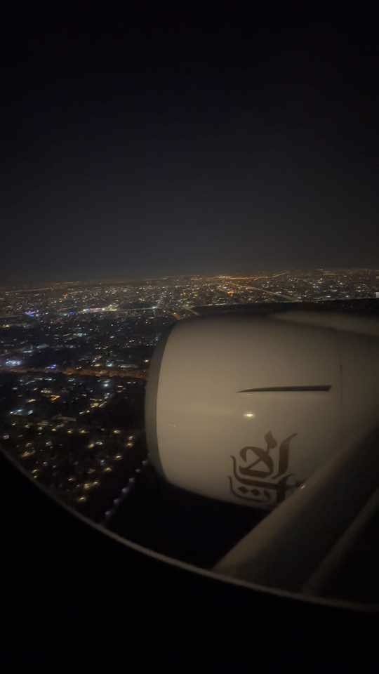 #dxb #dubai #uae #emiratesairlines #emirates #boeing #b777 #flight #landing #dubaiairport #night #aviation #trending #tiktok #foryou #fyp #viral #onenightindubai #unfrezzmyaccount 