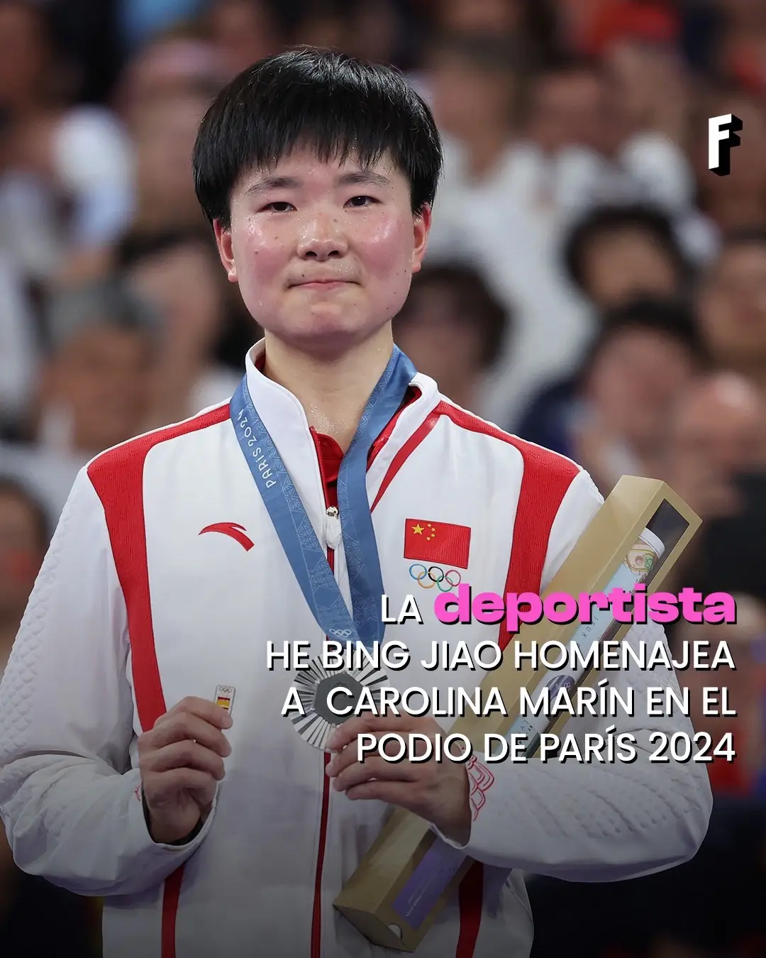 Carolina Marín se lesionó el pasado domingo mientras disputaba la segunda semifinal de bádminton femenino contra la china He Bing Jiao. La retirada de la española llevó directamente a Bing a la final olímpica, en la que se alzó con la plata. En la ceremonia de entrega de medallas, sin embargo, no se olvidó de Carolina y quiso rendirle un homenaje subiendo al podio con un pin que mostraba la bandera de España, en apoyo y muestra de admiración hacia su rival. Este gesto, que ha dado la vuelta al mundo, nos ha conmovido por su espíritu olímpico y de sororidad. Desde la Federación Española de Bádminton se pidió que la jugadora española fuera galardonada con un bronce honorífico y, aunque no es posible, el COI junto con el COE y las federaciones de bádminton, han acordado que tendrá un reconocimiento mundial. Estos Juegos eran muy importantes para Carolina, ya que en los de Tokio 2020 no pudo competir por otra lesión y preveía su vuelta a los Olímpicos por todo lo alto. Sus lágrimas, que nos dejaron sin palabras, son la muestra del trabajo y el esfuerzo que lleva a sus espaldas y la impotencia de no poder continuar. Desde aquí, te enviamos todo nuestro ánimo, Carolina 🏸 #Freeda #HeBingJiao #CarolinaMarin #Badminton #Podio #Paris2024 #JJOO #JuegosOlimpicos #Sororidad #Deportistas #Deporte