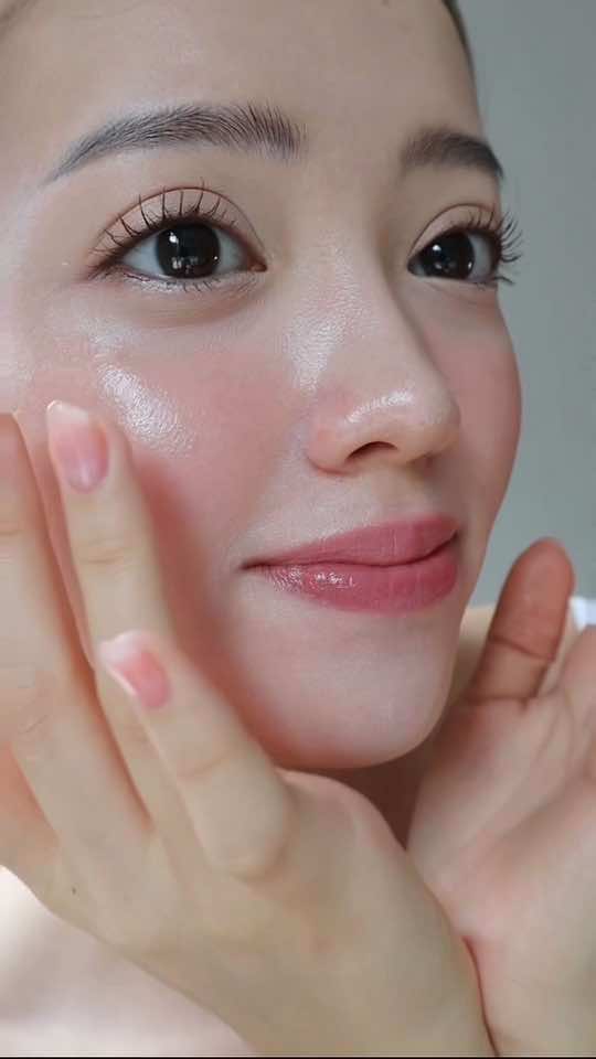 Những ngày muốn da thông thoáng, Sa sẽ không dùng kem nền mà thay vào đó chỉ dùng kem chống nắng. Loại nâng tông này từ #dalbavietnam là một lựa chọn chống nắng thể bỏ qua cho các chị em cho một no-makeup makeup look luôn í 🤍