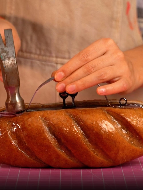 Pov: Viu Emily in Paris uma vez e agora adora França🥖 #DIY #fraca #paris #baguete #fashion #emilyinparis Uau! Esta é uma moderna bolsa de baguete DIY em epóxi!