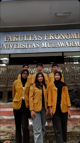 [ARE YOU READY FOR PKKMB EKONOM 2024?!]📢 Mana Nih suaranya yang gak sabar untuk mengikuti kegiatan PKKMB EKONOM 2024 besok?!🙌 Jangan lupa untuk selalu menjaga kesehatan, lalu memakai atribut yang lengkap dari rumah dan mengikuti protokol yang telah di beritahukan✨ Kami tunggu kehadiran kalian di PKKMB EKONOM 2024! See you, Ekonom Muda!👋 #unmul #mulawarmanmuda #ekonom2024 #fakultasekonomidanbisnis