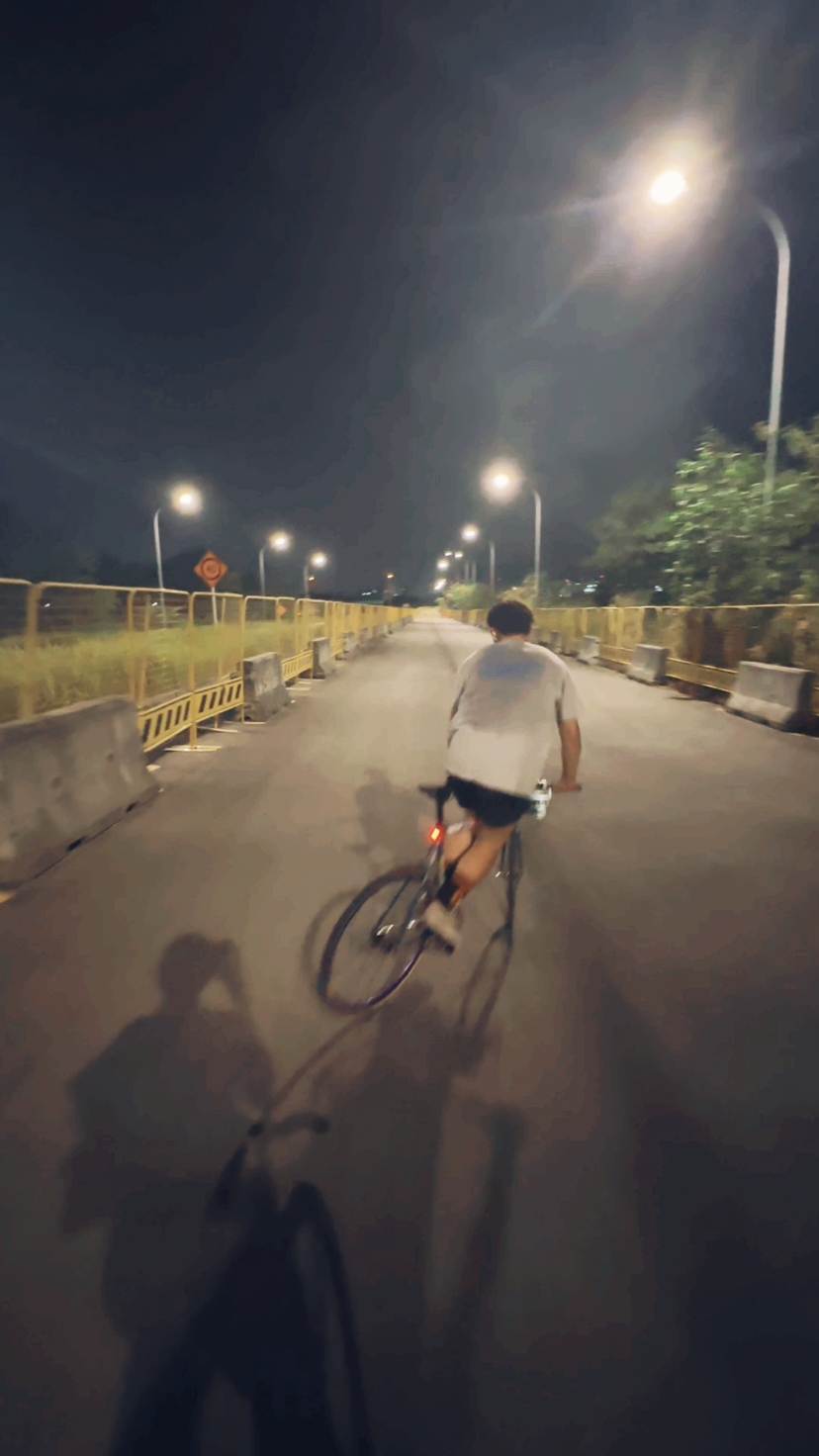 made bro cuss it Korean😂 . . . #fixie #fixedgear #fixedgearsingapore #fixedgearindonesia #fixedgearmalaysia #fixedgearphilippines #fixedgearbike #trackbike #savethetrackbike @Liberty Bikes Official @Fishtail Cyclery 