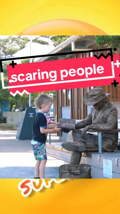 eles são muito curiosos, a estatua são novidades na vida das crianças, os melhores sustos de estátua viva, as melhores pegadinha da estatua viva, cowboy estatua viva #fannyvideo #scareprank 