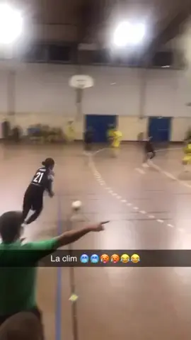 Tous les jours je vous en mets une et apres je vous donne la recette 😈  #freekick #pourtoi #fyp #viral #enjoy #futsal #foot #futbol #clim 