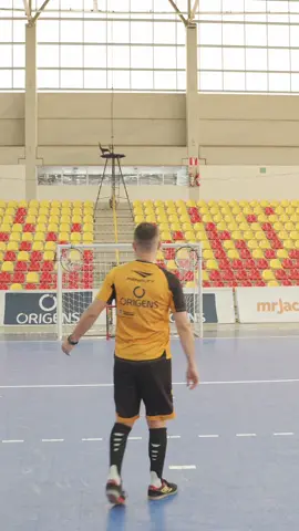 Pé parado, sem distância. #tiktokesportes #futsal #brincadeira 